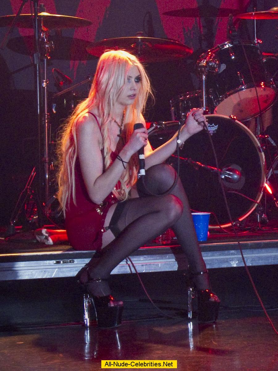 Taylor Momsen upskirt & sexy performs on the stage, shows pants.