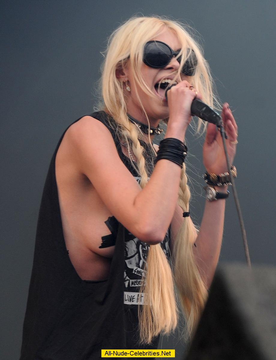 Taylor Momsen flashes ner tits on the stage.